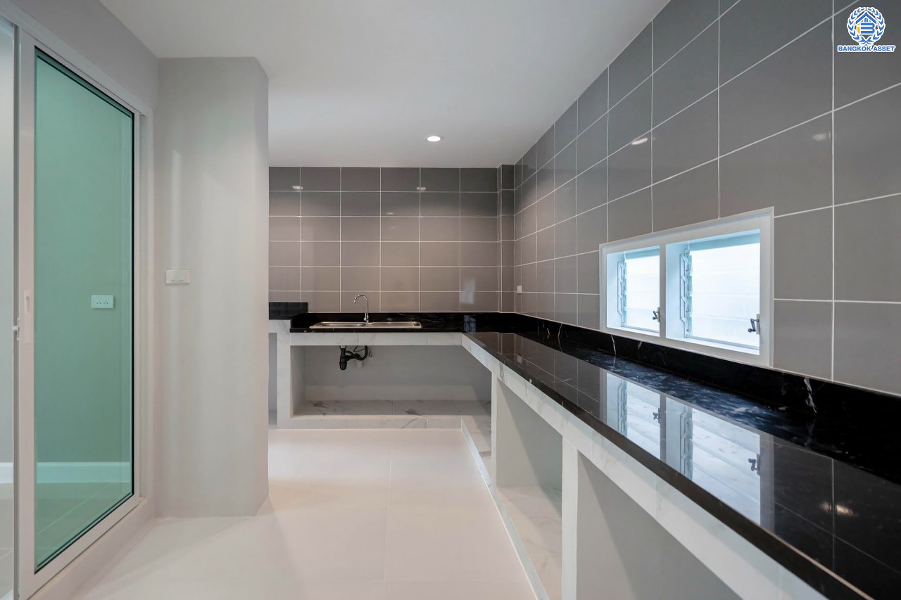 บ้านมือสองตกแต่งใหม่ ม.เพอร์เฟคเพลส1 ราชพฤกษ์ คุณภาพแบรนด์ Property Perfect เนื้อที่ 57.7 ตร.ว. บ้านเดี่ยวหลังใหญ่ ตอบโจทย์ทุกการอยู่อาศัย ฟังก์ชัน 3 ห้องนอน 3 ห้องน้ำ จอดรถได้ 2 คัน บนทำเลติดถนนราชพฤกษ์ ใกล้วงเวียนพระราม5 และรถไฟฟ้า "สถานีบางรักน้อยท่าอิฐ"